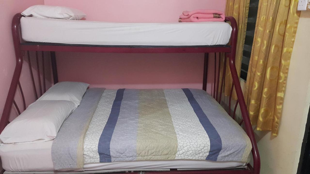 Alora Budget Inn Танах-Рата Экстерьер фото
